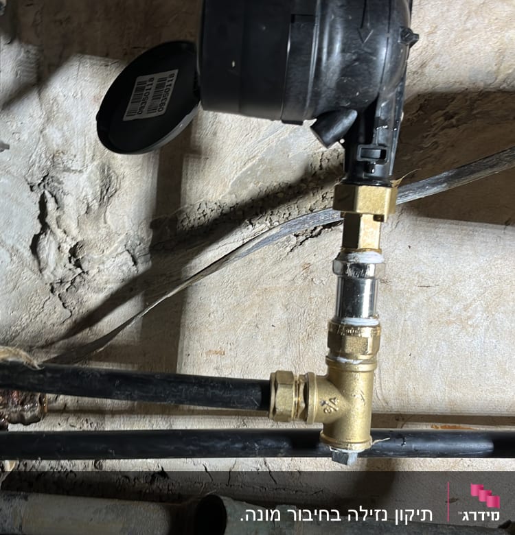 צינורות פלסטיק עם מחברים מתכתיים על קיר בטון